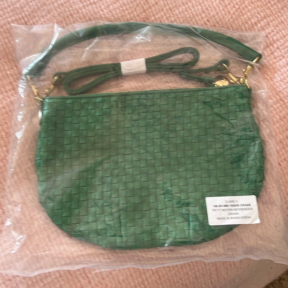 Clare V petit Moyen messenger in grass. Brand new